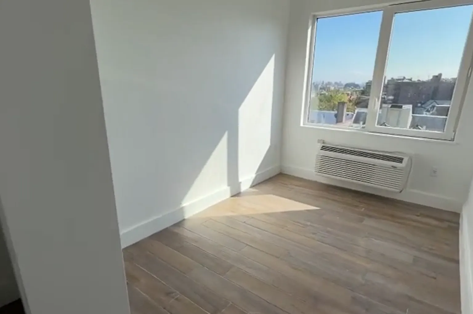 3 bed, 900 sqft, $3,373 — Photo 4