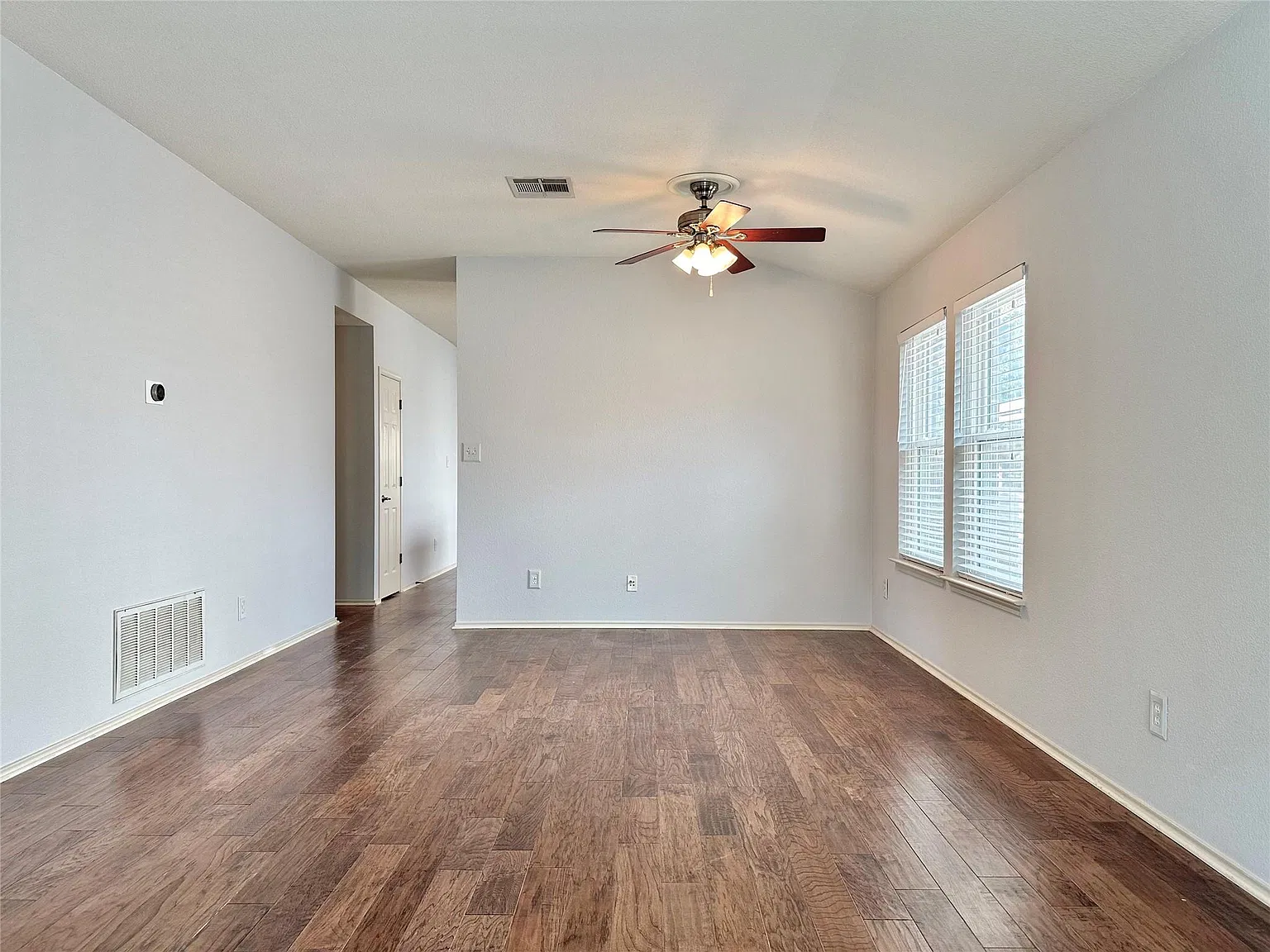 3 bed, 2.0 bath, 1690 sqft, $2,200 — Photo 3