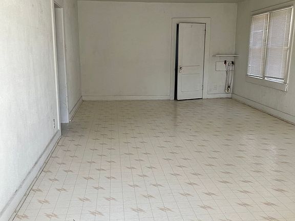 2nd image of 220 S Avenue J