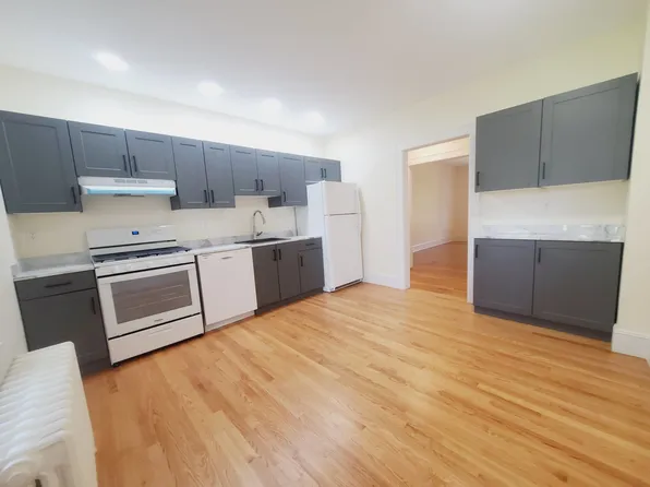 33 Holcomb Ave, Stamford, CT