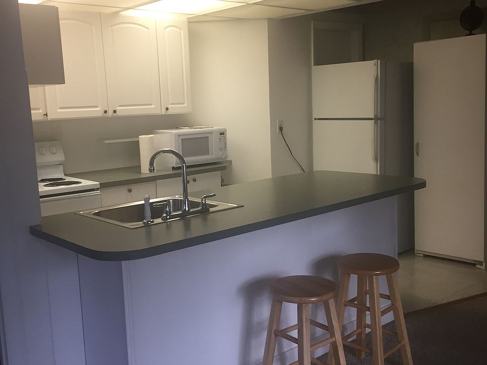 Kitchen, full service with breakfast counter