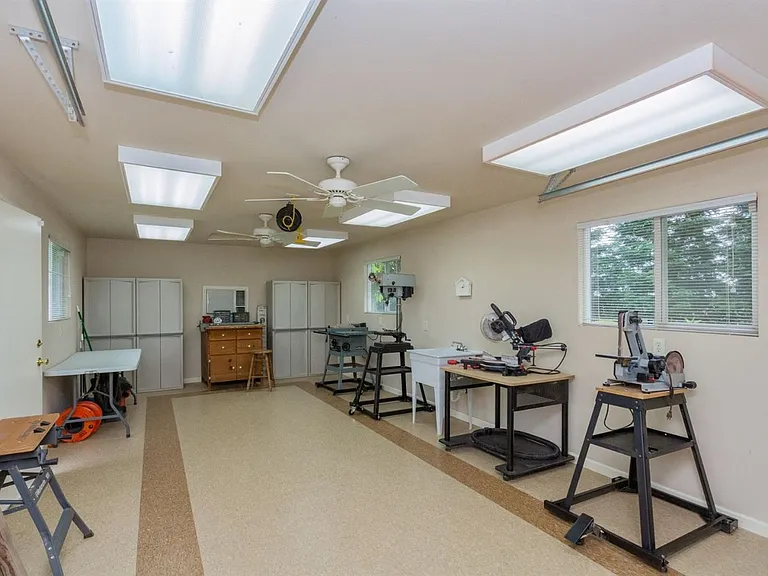10521 N Minnewawa Ave — Photo 25
