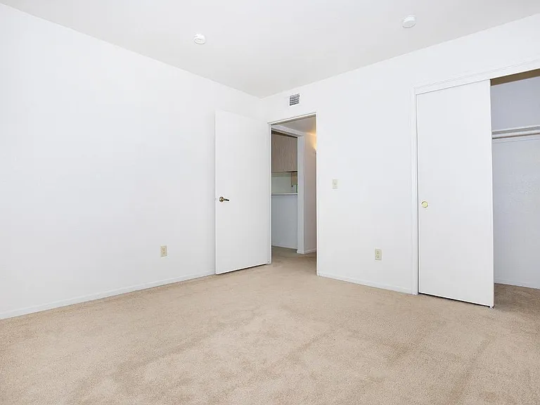 5150 N Valentine Ave — Photo 4