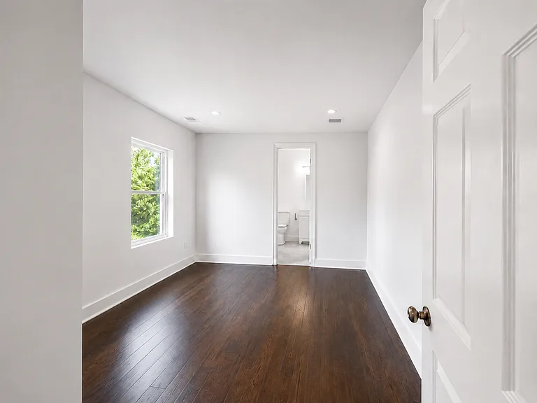 1112 Cermack St — Photo 5