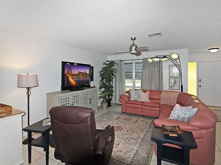 242 Capri Ave — Photo 4