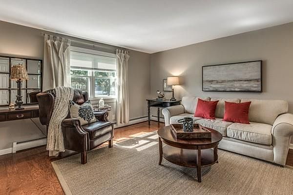 1st image of 7 Village Green Dr
