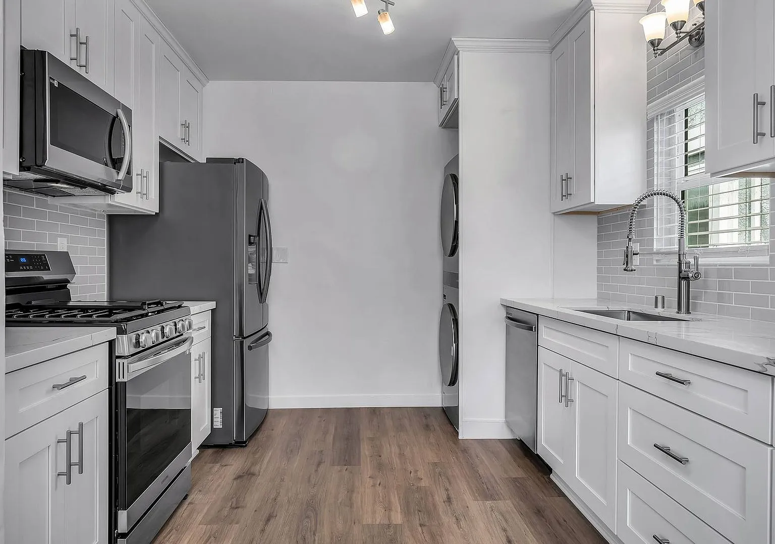 Stunning remodel 2 blocks from the beach! — Photo 2