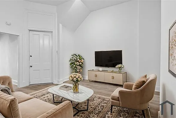2 bed, 950 sqft, $1,600 — Photo 3