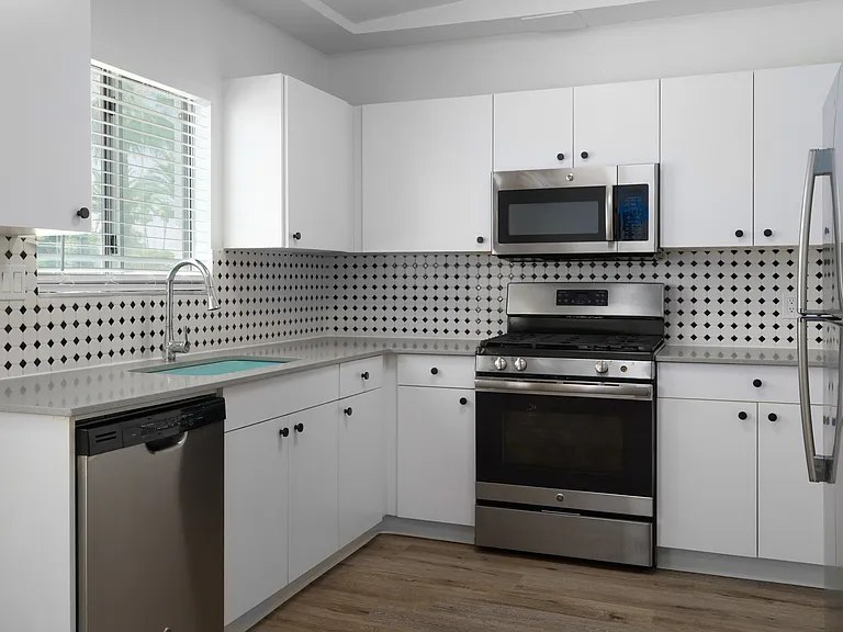 2 bed, 2 bath with full appliance package