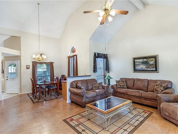 5th image of 648 Autumn Oaks Dr