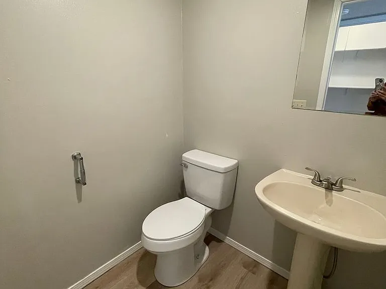 521 N Oak Grove Ave #B — Photo 34