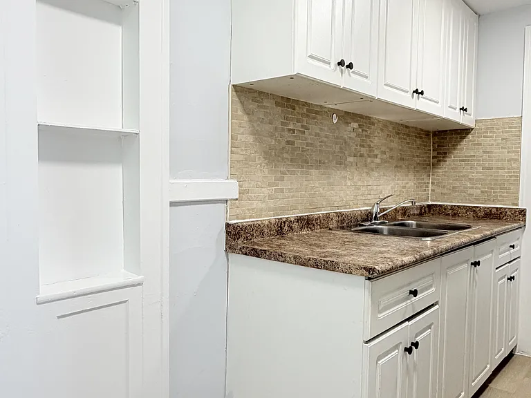 524 Pitt St W #103 — Photo 5