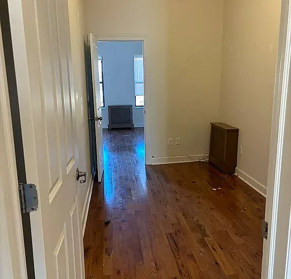 504 Seneca Ave #3R — Photo 3