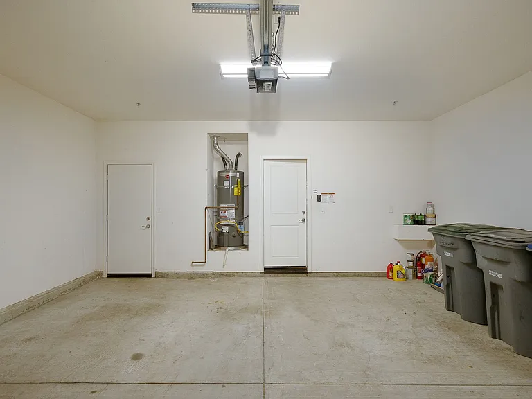 326 Lakeview Ct — Photo 32