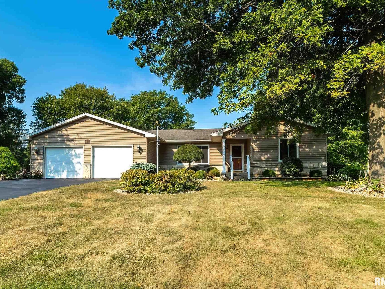 126 N 6th St, Le Claire, IA 52753 Zillow