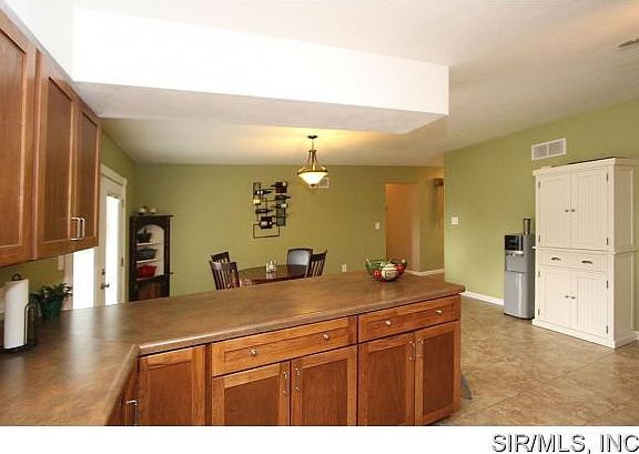 3rd image of 52 Lucinda Dr