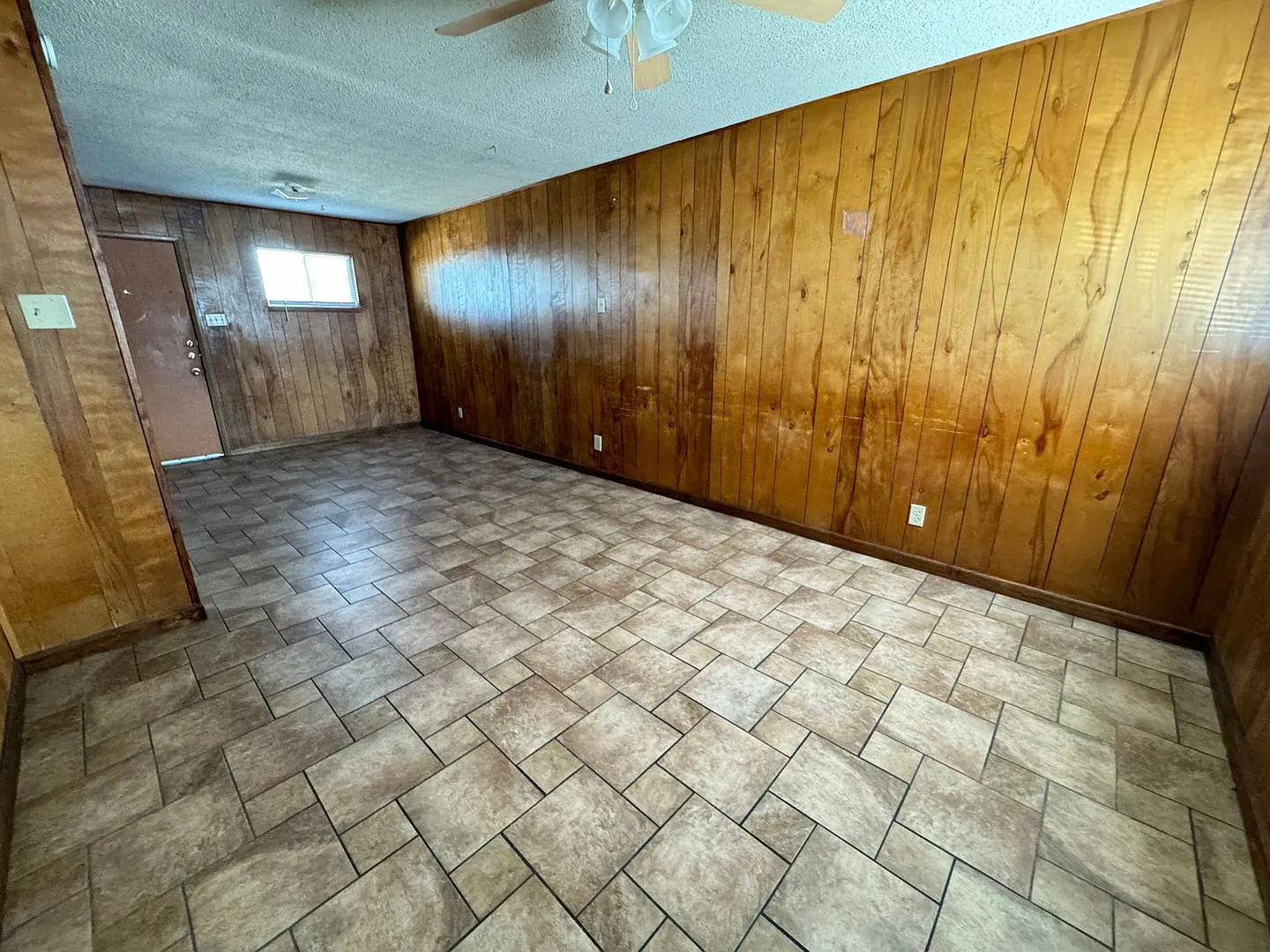 807 W Hallmark Ave — Photo 2