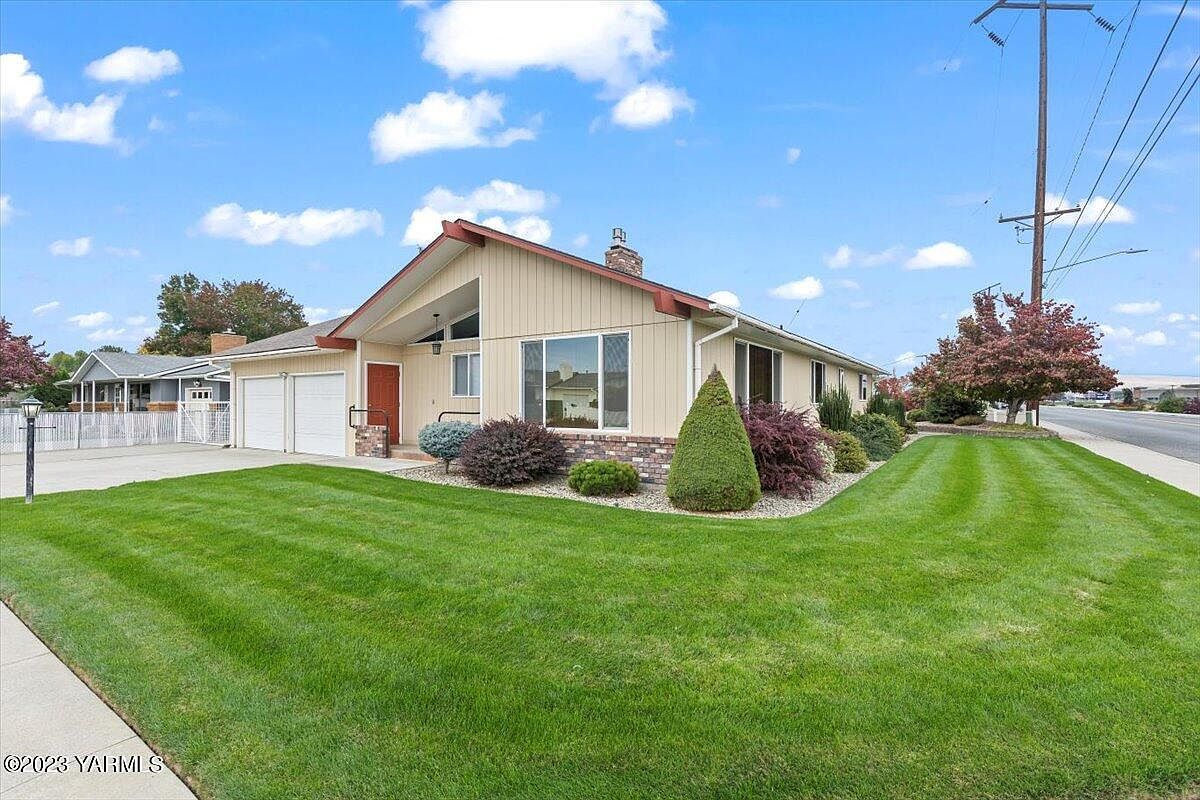 1532 Oak St, Sunnyside, WA 98944 | Zillow