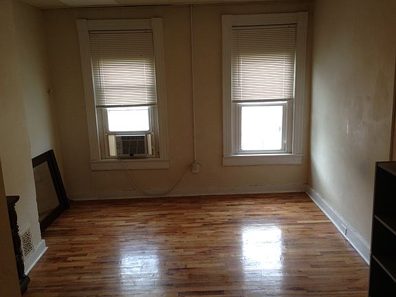 Master Bedroom - 2 closets!