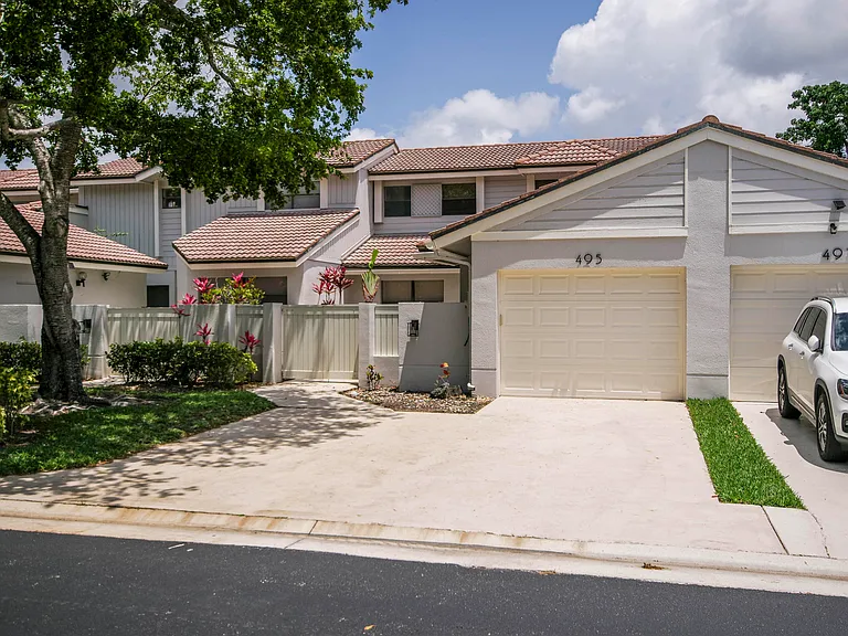 495 Prestwick Cir — Photo 4