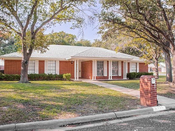 2nd image of 2933 Briargrove Ln