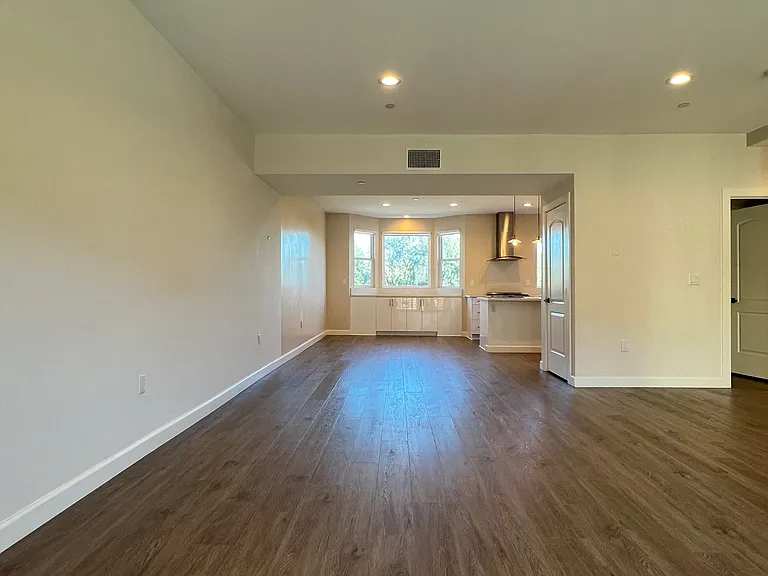 926 Warwick Ave — Photo 10