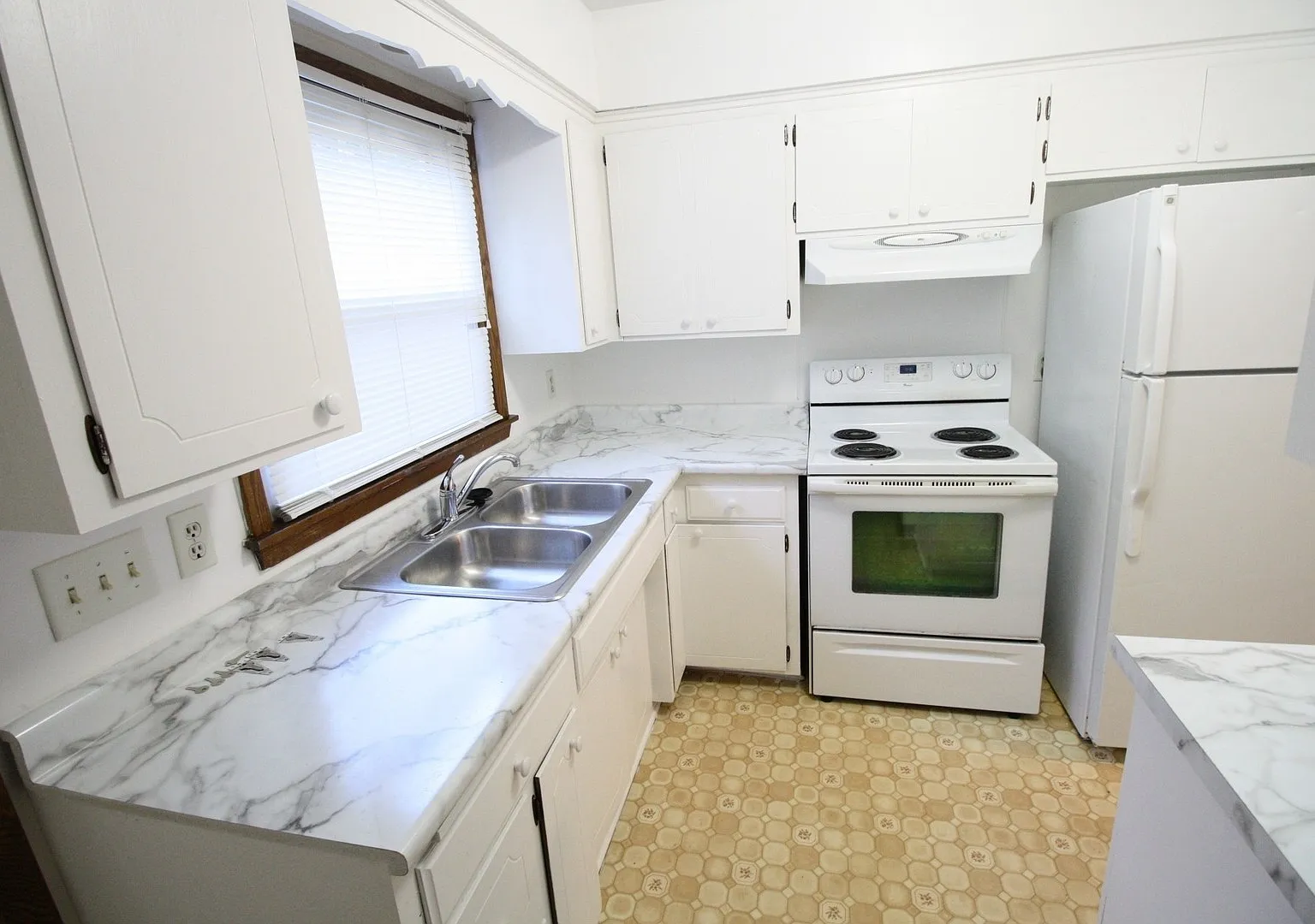 Beautiful 2 Bedroom/1 Bathroom Townhome Close To Mall Of America - Available 5/01 - $1,600/Month — Photo 2