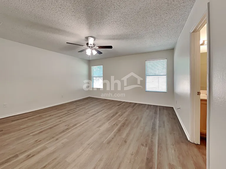6040 Crescenzio Dr — Photo 9