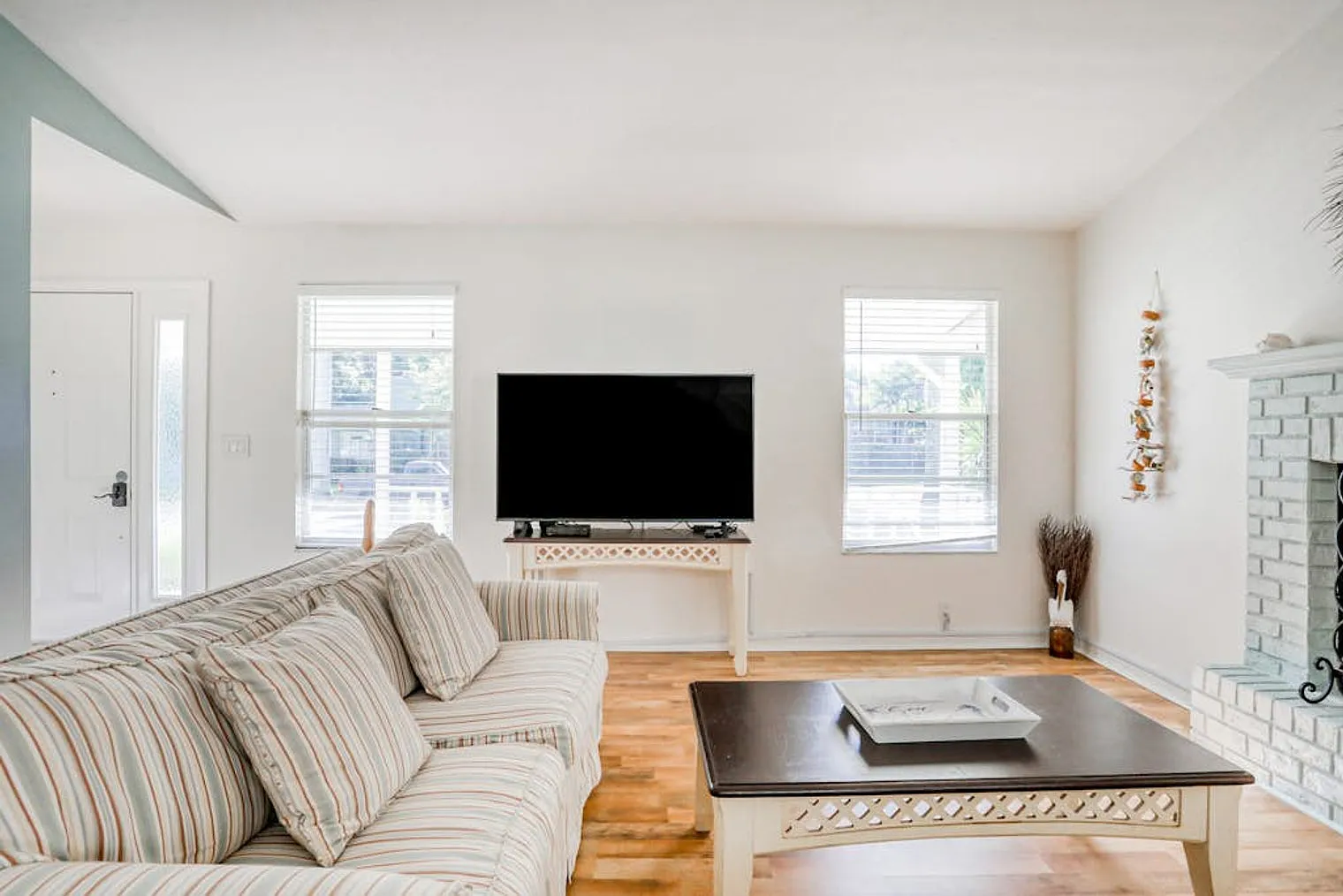 3 bed, 2.0 bath, 1517 sqft, $3,105 — Photo 3