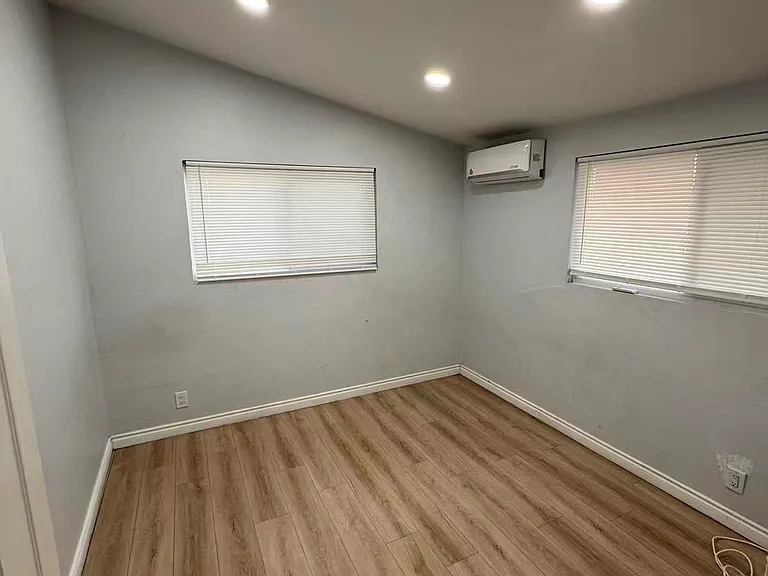 16351 Rochlen St — Photo 4