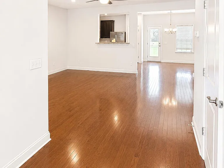 1107 Bennington Dr — Photo 3
