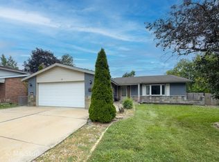 1100 S Cherrywood Dr, Mount Prospect, IL 60056