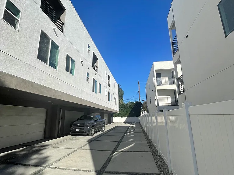 Gilmore St — Photo 2