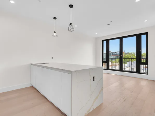 156 Somers Street image 3 of 11