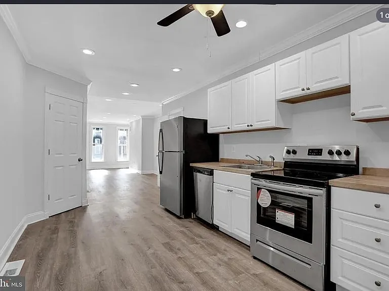 1520 Holbrook St — Photo 2