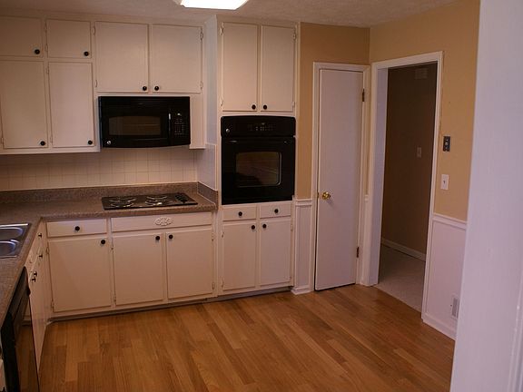 Eat-In Kitchen - New Appliances & Hardwoods