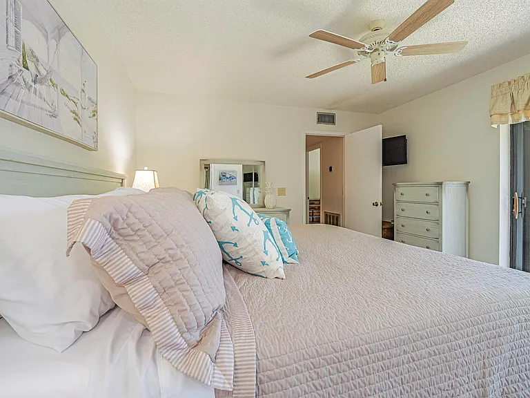340 S Waverly Pl — Photo 19