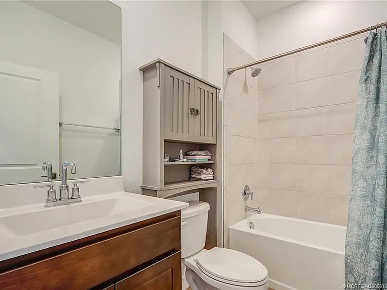 1630 NE Skyhigh Ter — Photo 24