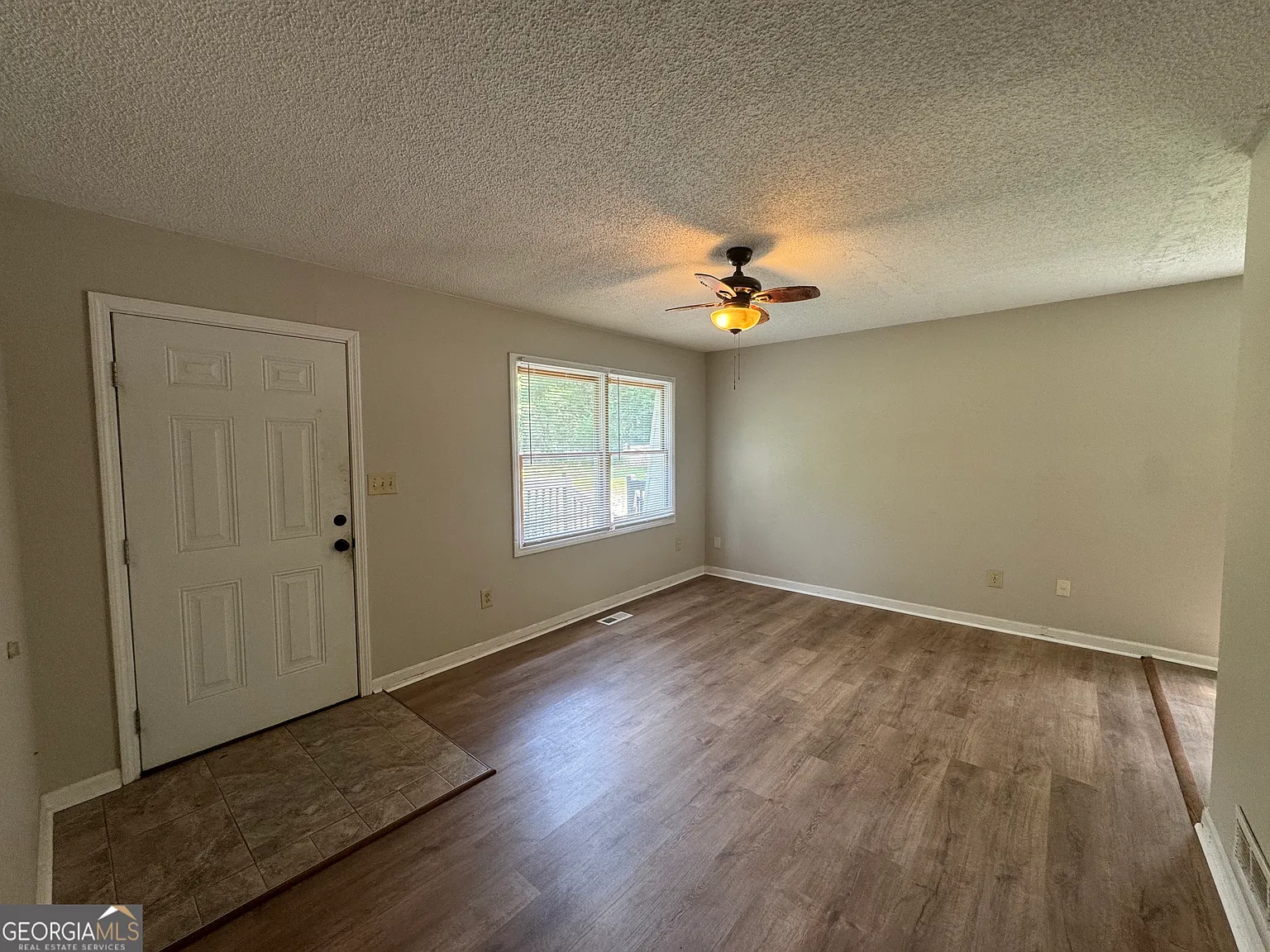 4 bed, 2.0 bath, 1656 sqft, $2,000 — Photo 2