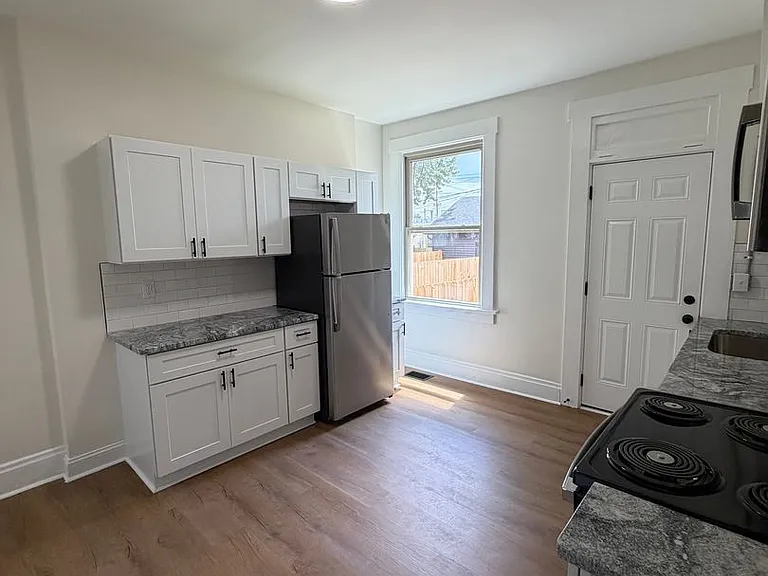 421 Hanford St — Photo 4