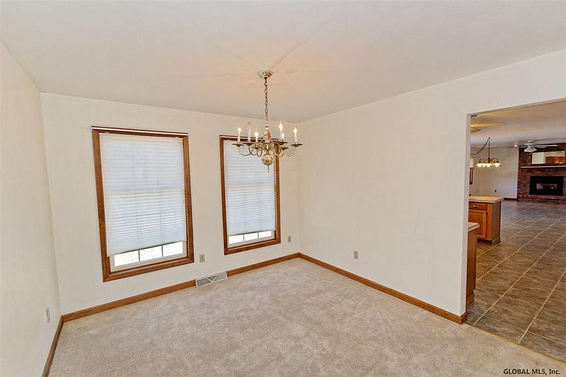 5th image of 1497 MAPLECREST Drive