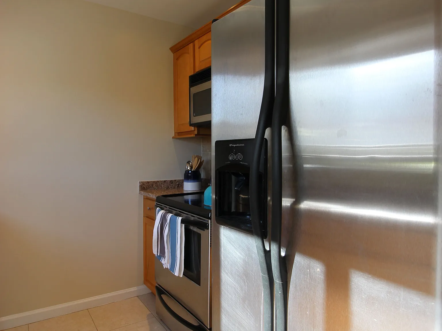 2 bed, 854 sqft, $3,300 — Photo 3