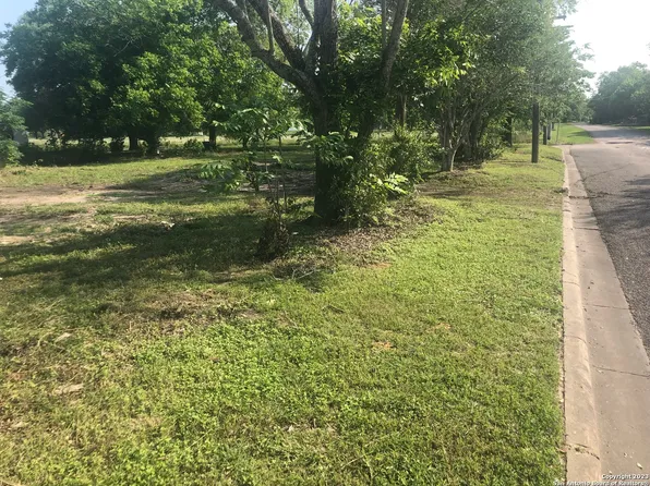 424 9th St LOT 7-8, Shiner, TX 77984