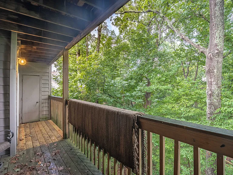 323 Edgewater Ln — Photo 11