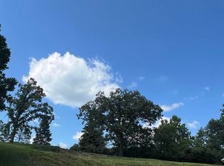 558 Breezy Point Dr, Clinton, IA 52732