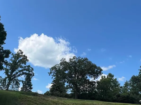 558 Breezy Point Dr, Clinton, IA 52732