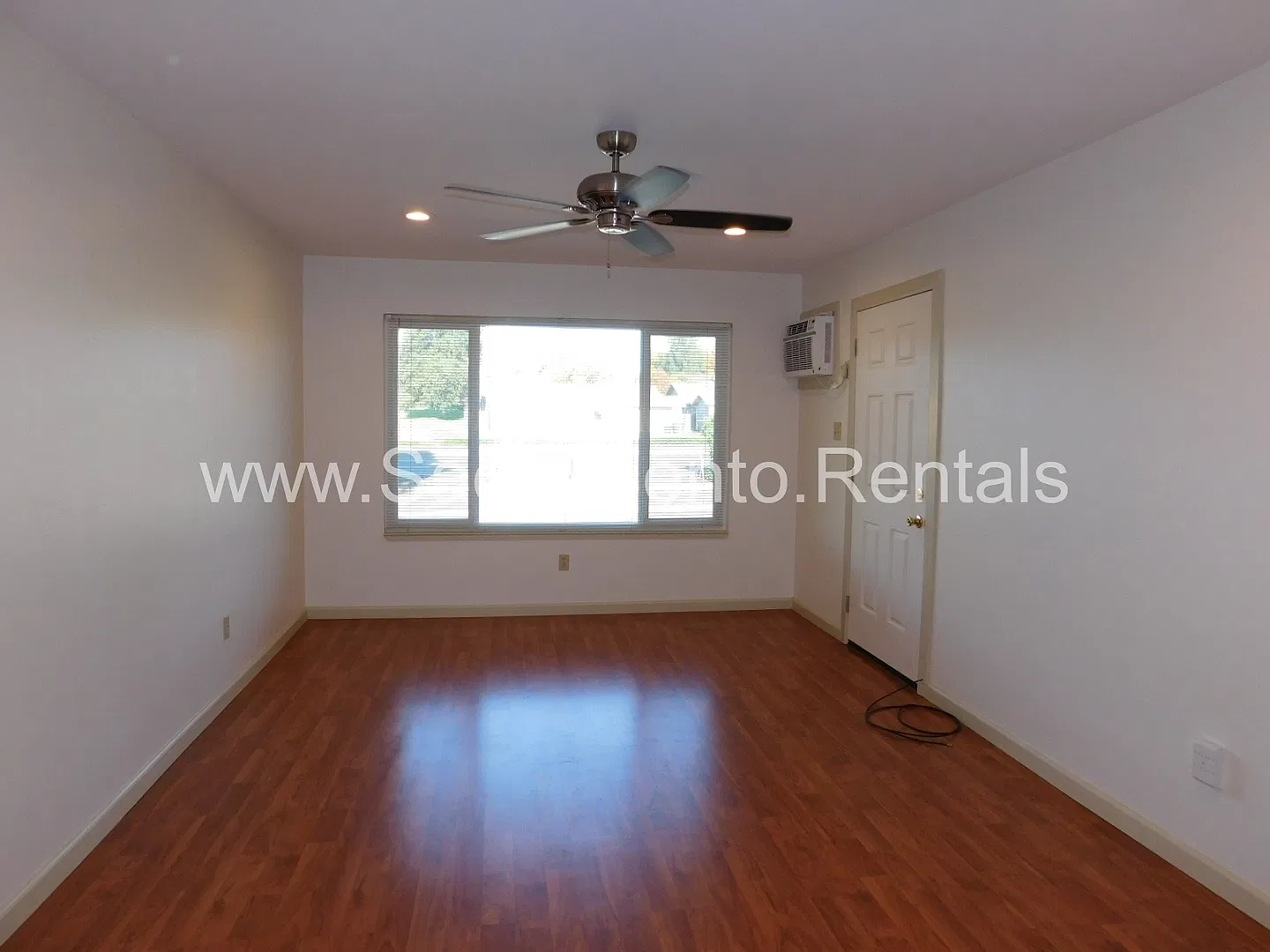 Nice 2bd/1ba Carmichael Duplex with 1 Car Garage — Photo 3