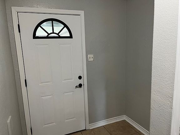 4th image of 187 Poinsettia St