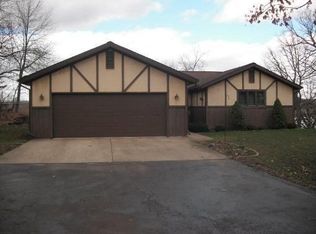 868 Riverside Dr, Dixon, IL 61021