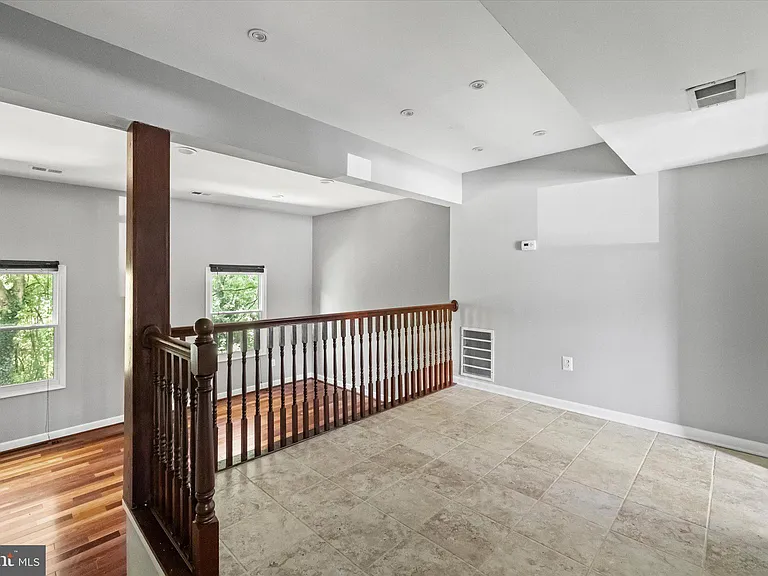 2022 Mayflower Dr — Photo 9